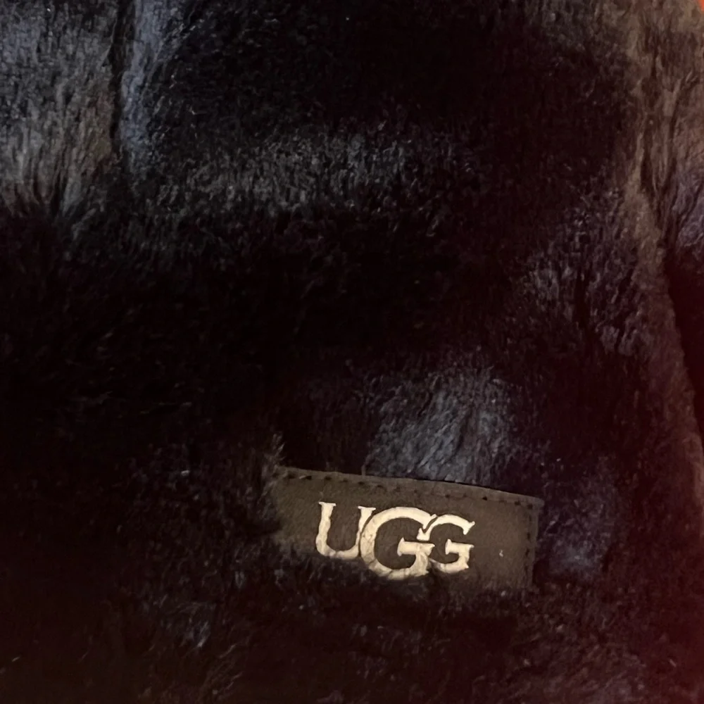 UGG NWT Soft and Adorable Kid's Faux Fur Pom Pom Beanie in Black, SZ 4-6 Unisex - Picture 9 of 10